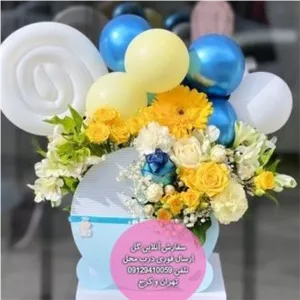 دسته گل و کیک تولد برای تولد نوزاد با گل‌های ماندگار