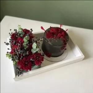 کیک با دسته گل آبی