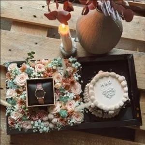 کیک با دسته گل رز آبی