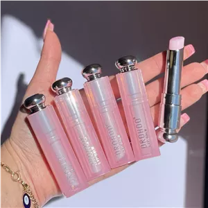 بالم لب جامد دیور بافت سبک و نرم تقویت کننده بهبود خشکی لب رفع زبری لب رایحه ملایم وشیرین توت فرنگی