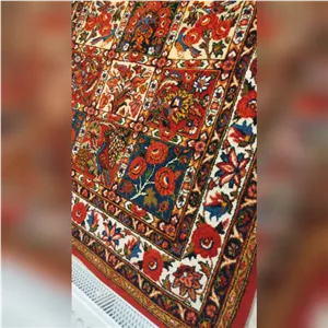 فرش دستبافت ذرع و نیم خشت بختیاری مدل چهارخانه