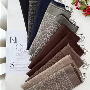 شال زنانه جنس کشمیر طرح LOEWE دور ریش