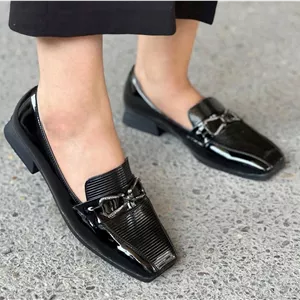 کالج زنانه پاپیونی طرحدار چرم ورنی | مجلسی و روزمره فوق‌العاده راحت کد ۲۶۰۰