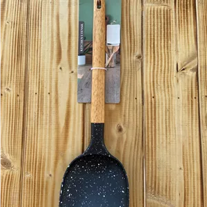 کفگیر لبه دار مشکی دسته چوبی