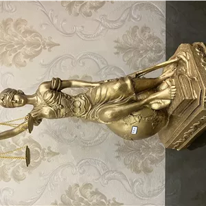 مجسمه بانوی عدالت