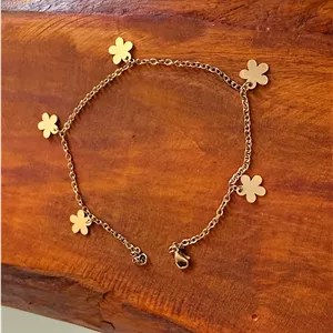پابند اویز گلی