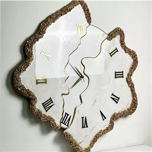 ساعت دیواری مدل دورچین گریستال با پشت زمینه چوب و رزین