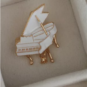 سنجاق سینه پیانو