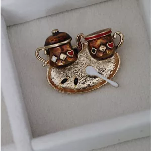 سنجاق سینه قوری و لیوان