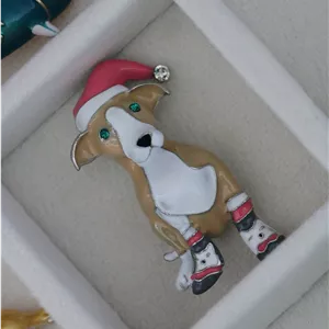 سنجاق سینه هاپو