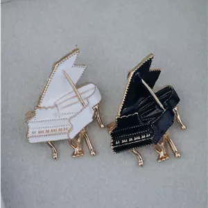 سنجاق سینه پیانو