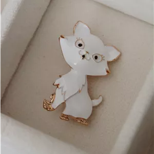 سنجاق سینه پیشی