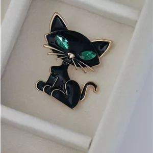 سنجاق سینه پیشی