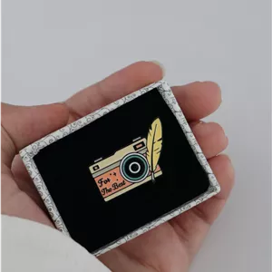 سنجاق سینه دورببن عکاسی