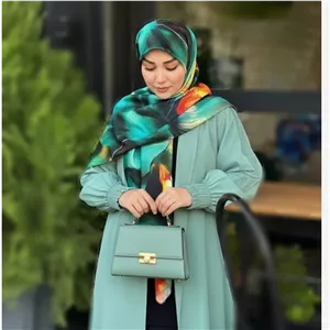 روسری زنانه طرحدار با رنگهای جذاب و خاص، مناسب استایل شیک