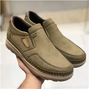 کفش مردانه بی بند مدل داریوش رنگ زیتونی با رویه چرم صنعتی هورس و زیره پیو