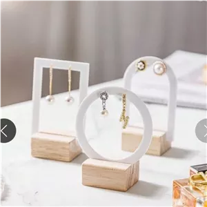 نگهدارنده گوشواره طرح مدرن مدل z127