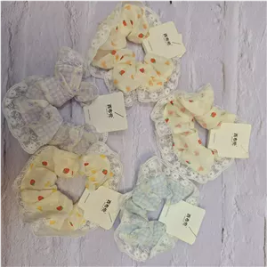 اسکرانچی پارچه ای طرح توت فرنگی با حاشیه گیپور  - آبی