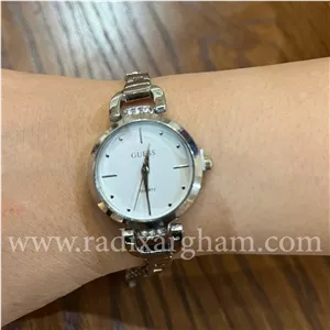 ساعت زنجیری  زنانه و‌دخترانه نقره ای برند گس guess