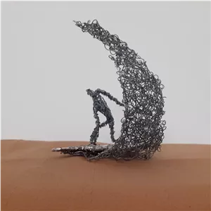 مجسمه سیمی مرد موج سوار اثر استاد امیر قربعلی