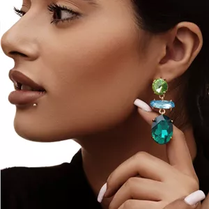 گوشواره زنانه فشن با  کریستالی سبز آبی مجلسی در رخسار سیلور