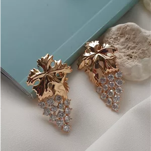 گوشواره زنانه ژوپینگ مدل  خوشه انگور طرح طلا در رخسار سیلور