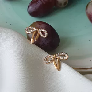 گوشواره  دخترانه چسبان  طرح پاپیون  و مشابه طلا در رخسار سیلور