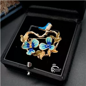 گل سینه زنانه مدل شاخه گل آبی و پرنده در فروشگاه اکسسوری رخسار سیلور