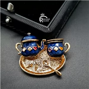 گل سینه زنانه مدل قوری و فنجان آبی رنگ در فروشگاه زیورآلات رخسار سیلور