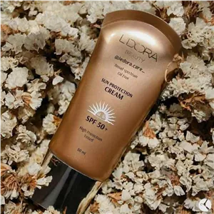 کرم ضدآفتاب SPF50 رنگی و فاقد چربی حجم 50 میلی لیتر  لدورا