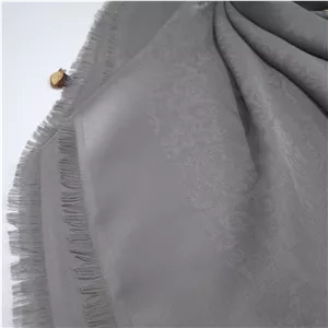 روسری ژاکارد طرح سنتی بته جقه قواره 140 دور ریش طوسی