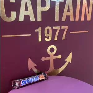 شکلات با تکه‌های بادام زمینی برند snickers کوچک