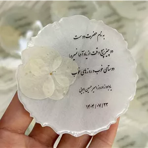 گیفت رزینی تولدی با گل سفید