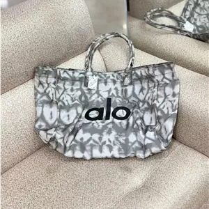 توت بگ ALO طرح تای دای طوسی | کیف پارچه‌ای زنانه Alo Yoga مستر کوالیتی