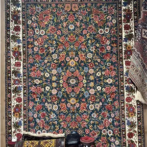 فرش دستباف شش متری بختیاری (نقشه گل‌ریز سبز)