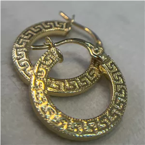 گوشواره طلا 18 عیار حلقه ای ورساچه (مسطح) وزن ۰.۹۶0 گرم اجرت ساخت ۱۴ درصد کد GD01 000138 