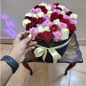 باکس گل رز لاکچری سه رنگ ۴۰ شاخه در اصفهان