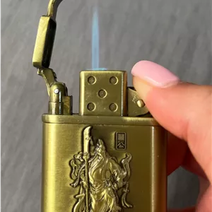 فندک گازی اتمی برند لایتر (Lighter) بدنه برنجی طرح حکاکی جنگجو چینی | مدل فلزی کلاسیک