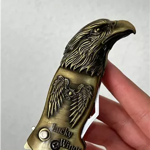 فندک اتمی شعله قرمز دوکاره طرح عقاب برجسته مدل Lucky Wings برند لایتر (همراه با چاقوی ضامن‌دار مخفی) در دو رنگ