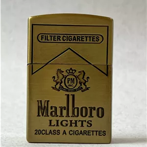 فندک فلزی طرح زیپو برند لایتر(Lighter) کلاسیک طرح مارلبرو (Marlboro)، بدنه مات و نقش‌برجسته در دو رنگ