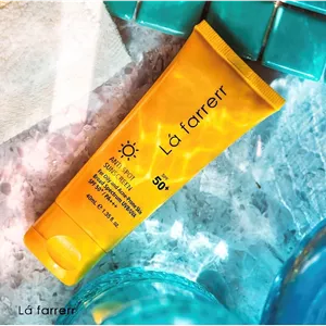 کرم ضدآفتاب بی رنگ Spf50 ضد لک پوست چرب و مستعد آکنه لافارر