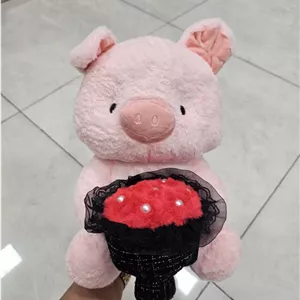 عروسک خوک گل به دست 🌹