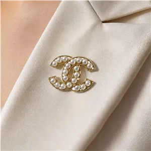 گل سینه زنانه مدل آوین طرح شنل مرواریدی