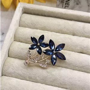 گل سینه گل نگین سرمه ای کد mah077