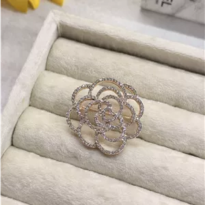 سنجاق سینه گل رز نگین کد mah0148