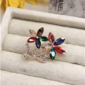 سنجاق سینه گل نگین چندرنگ کد mah092