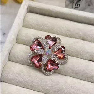 سنجاق سینه گل نگین قلبی رنگ رزگلد کد mah0109