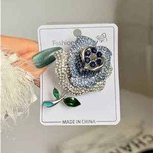 سنجاق سینه گل نقره ای آبی کد mah071