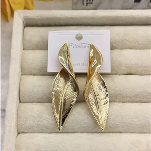 گوشواره طلایی برگ جمع شده 