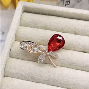 گل سینه پروانه نگین قرمز کد mah081